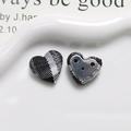 Detalle de botones de tela en forma de corazón con cuadros en blanco y negro y base metálica - Negro