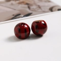 Foto macro de dos cuentas de resina con estampado de leopardo para bisutería y pendientes - Rojo