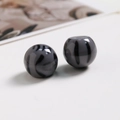 Gros plan de perles en résine gris fumé à rayures de tigre pour bijoux DIY - 1 Pièce / Rose bonbon