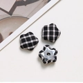 Detail eines Gingham-Stoffknopfs in Sternform mit Metallrücken für DIY-Schmuckherstellung - Weiß Kariert Schwarz