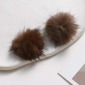 Dettaglio di due pompon marroni in pelliccia di visone per gioielli e accessori fai da te - Marrone Scuro