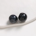 Dettaglio macro di perle in resina da 20 mm con motivo a inchiostro per creazione gioielli - Nero