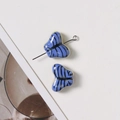 Détail de perles papillon en céramique bleue peintes à la main pour création bijoux - Style 2