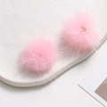 Dettaglio macro di pompon di pelliccia rosa 3,5 cm per gioielli fai da te e accessori - Rosa