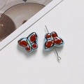 Vue détaillée de perles papillon en céramique peintes à la main pour création de bijoux - Style 3