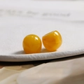 Makro-Detail von 15,5 mm glänzenden gelben Kunstharzperlen für DIY-Schmuck und Haar-Accessoires - Gelb