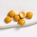 Vista macro de cabujones cuadrados de resina amarilla para joyería DIY y accesorios - Amarillo