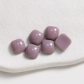 Vista macro de piezas cuadradas de resina morada de 10mm para accesorios de joyería DIY - Morado