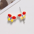 Gros plan de perles papillon en céramique peintes à la main avec dorures pour bijoux DIY - Style 8