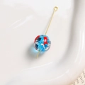 Détail macro d'une perle en verre bleu de 12mm avec poisson rouge pour bijoux DIY - 12mm Bleu