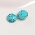 Makro-Detail von 10 mm runden Türkis-Cabochons mit natürlichen schwarzen Matrix-Adern - 1 Stück / Blau