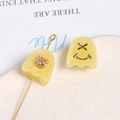 Dettaglio di ciondoli a fantasma gialli in resina con orsetto d'oro per gioielli fai da te - Orso E Viso Sorridente Set / Giallo