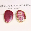 Detail von DIY-Legierungsohrringen mit rotem Harzoval und rosa Trockenblume mit Perlen - Rosalila Trockenblume