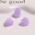 Dettaglio di tre ciondoli a rosa in resina lavanda per gioielli e accessori fai da te - Viola Gelatina