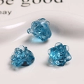 Dettaglio di tre perline a forma di rosa in resina blu traslucida per gioielli fai-da-te - Blu