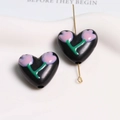 Perle a forma di cuore nere con motivo a tulipano rosa per la creazione di gioielli fai da te - Nero