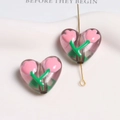 Perlina a cuore viola con motivo floreale di tulipano rosa e spillo in metallo dorato - Ametista