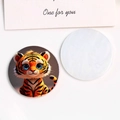 Vue macro d'un patch rond en acrylique de tigre mignon et d'un accessoire DIY en marbre blanc - Zodiaque Tigre (B53-4-26-27)