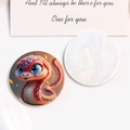 Détail du patch en acrylique rond avec dragon rose 3D et finition blanc perlé lisse - Zodiaque Serpent (B53-4-26-27)