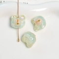 Vue macro de breloques ours en résine pailletée vert menthe pour bijoux DIY - Bleu sarcelle