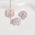 Vista macro de abalorios de oso de resina brillante para joyas DIY en color violeta - Púrpura