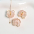 Primer plano de cuentas de oso de resina con purpurina y agujas doradas para joyas DIY - Rosa Claro