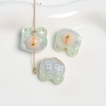 Detalle de dije de oso de resina con purpurina y toques dorados para joyería y accesorios - Púrpura Verde