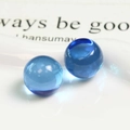 Foto macro de dos cuentas de resina azul con acabado liso y claridad brillante - Azul
