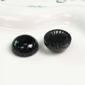 Dettaglio macro di cabochon tondi in resina cielo stellato con glitter per gioielli fai-da-te - Nero