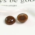 Macro di cabochon in resina ambrata con texture radiale e glitter argento per bigiotteria - Marrone