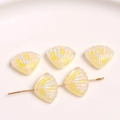 Macro-opname van kleurrijke schelphars bedeltjes met glitters en voorgeboorde gaten - 1 Stuk / Beige
