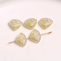 Detail van glitterhars schelphangers met kleurrijke stippen op gouden pin voor DIY-sieraden - 1 Stuk / Grijs