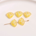 Macro detail van gele hars schelp kralen met glitter en voorgeboorde gaten voor DIY sieraden - 1 Stuk / Geel