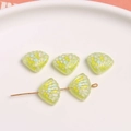 Detail van lichtgroene hars schelpkralen met kleurrijke stippen voor DIY-sieraden maken - 1 Stuk / Groen