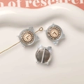 Dettaglio macro di mini ciondoli a forma di orologio in resina con strass per gioielli DIY - Blu