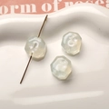 Vista macro de cuentas octogonales de resina traslúcida con luna y estrellas para joyas DIY - 1 Pieza / Blanco Azul