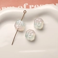 Primer plano de cuentas de resina con luna y estrella sobre un plato de porcelana blanca - 1 Pieza / Azul Tiffany