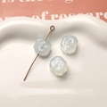 Primer plano de cuentas de resina azul claro brillante con luna y estrellas para joyería DIY - 1 Pieza / Azul