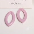 Gros plan de pendentifs en résine rose en forme de feuille pour la création de bijoux - Rose