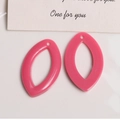 Vue macro de breloques en résine rose en forme de feuille pour la création de boucles d'oreilles - Rouge Rose