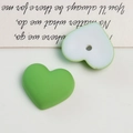 Détail de breloques en acrylique en forme de cœur vert et blanc pour bijoux DIY et perles - 1 Pièce / Vert