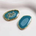 Pfauenblaue ovale Kunstharzanhänger mit Goldrahmen und Trockenblumen für Schmuck - Seegrün Trockenblume