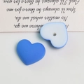 Vue macro de perles coeur en acrylique mat avec dégradé bleu pour la création de bijoux - 1 Pièce / Bleu