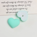 Détails des perles cœur en acrylique mat vert menthe et blanc pour création de bijoux - 1 Pièce / Vert Lac