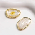 Harzanhänger oval mit gelben Trockenblumen und Perlen in Goldfassung - Weiß mit Gelben Blumen