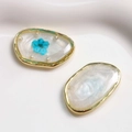 Ovaler Goldrahmen mit blauen Trockenblumen und Perlen für DIY-Schmuckherstellung - Weiß Blaue Blume
