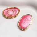 Rosa ovaler Harz-Anhänger mit goldenem Metallrahmen und Perle für DIY-Schmuck - Dunkelrosa Perle