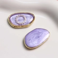 Fliederviolette ovale Anhänger mit weißen Perlendetails und goldenem Metallrahmen - Lila Perle