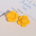 Detalle macro de flores de resina amarillo brillante con pétalos 3D y acabado pulido - Amarillo
