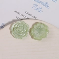 Makroansicht hellgrüner Harzrosenblüten für DIY-Zubehör auf einem eleganten weißen Teller - Hellgrün